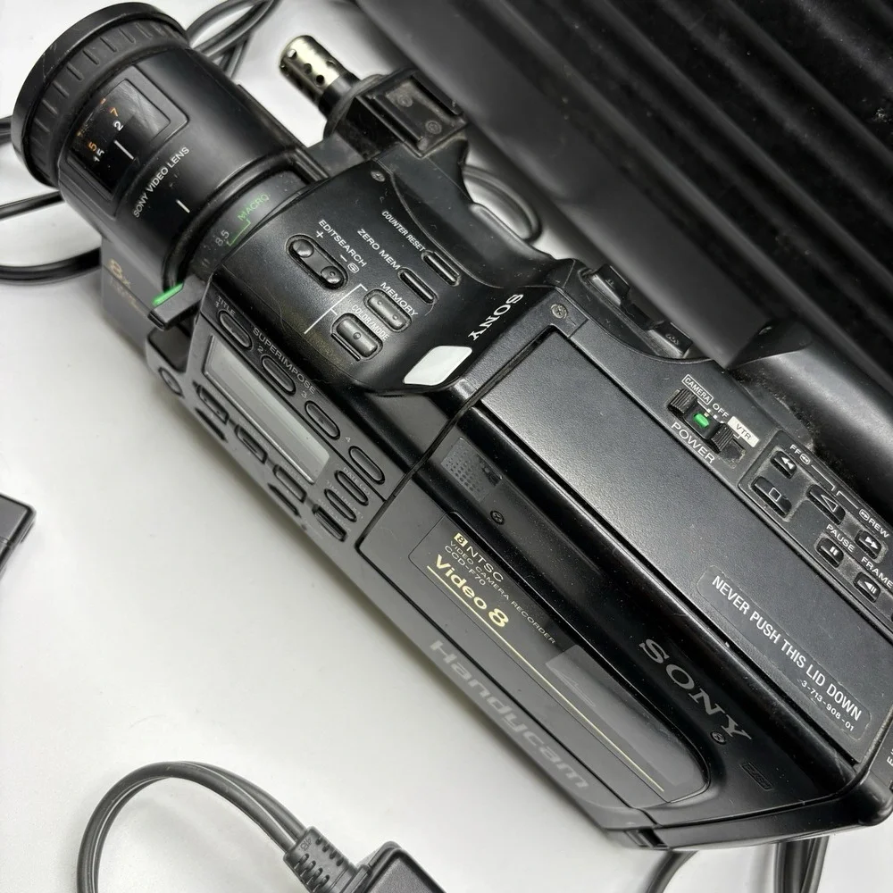 Sony CCD-F70 Camcorder, Hard Shell Case, Accessories VTG Video 8 NTSC Video READ